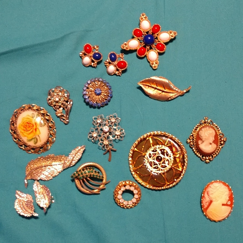 Brooches and brooch sets.